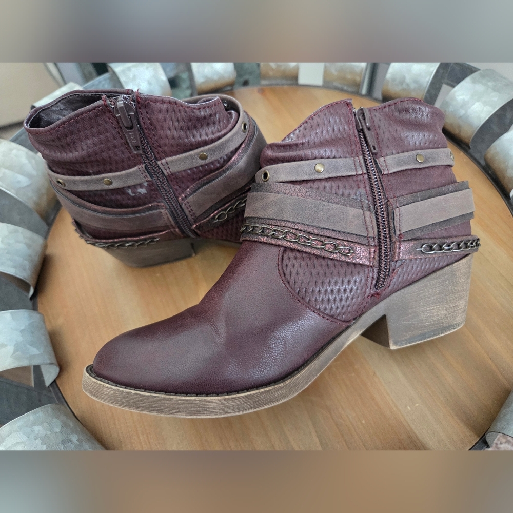 SO Burgundy Ankle Boots with Chain Accent